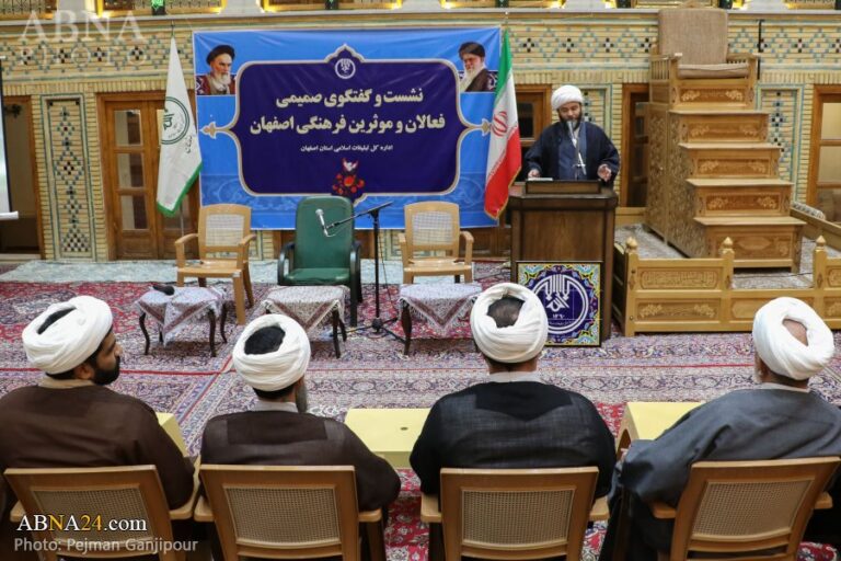 گزارش تصویری/ نشست و گفتگوی صمیمی فعالان و موثرین فرهنگی اصفهان
