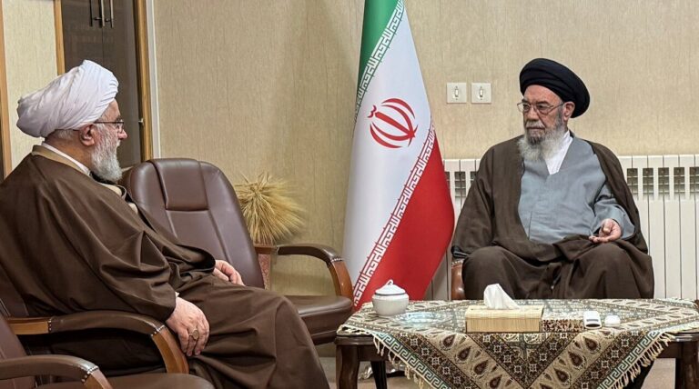 لقاء الأمين العام للمجمع العالمي لأهل البيت (ع) مع إمام جمعة أصفهان / التأكيد على توسيع الناشطات في التبليغ الديني