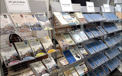 اهداء منشورات “مركز كربلاء للدراسات والبحوث” به اداره کتابخانه و اسناد مجمع جهانی اهل‌بیت(ع) + عکس