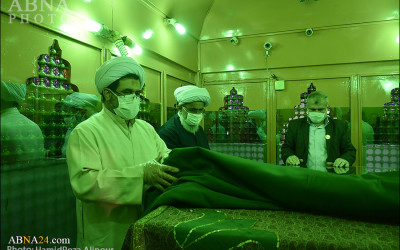 گزارش تصویری/ غبارروبی بقعه متبرکه خواهر امام رضا(ع) با حضور آیت‌الله رمضانی