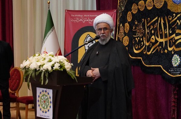 آية الله رمضاني: قائدا الثورة علَّمانا أن علينا أن ننهض ونسير في المسار الصحيح للتاريخ